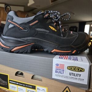 KEEN Men's Braddock Low Steel Toe Shoes - Black and Orange. Brand new never worn